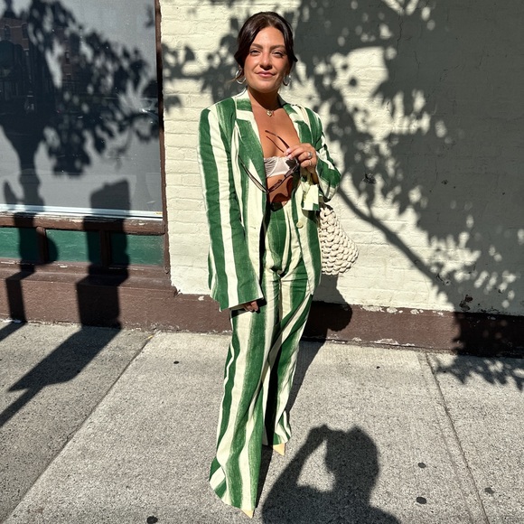 Meet your Posher, Taylor - Picture 1 of 3